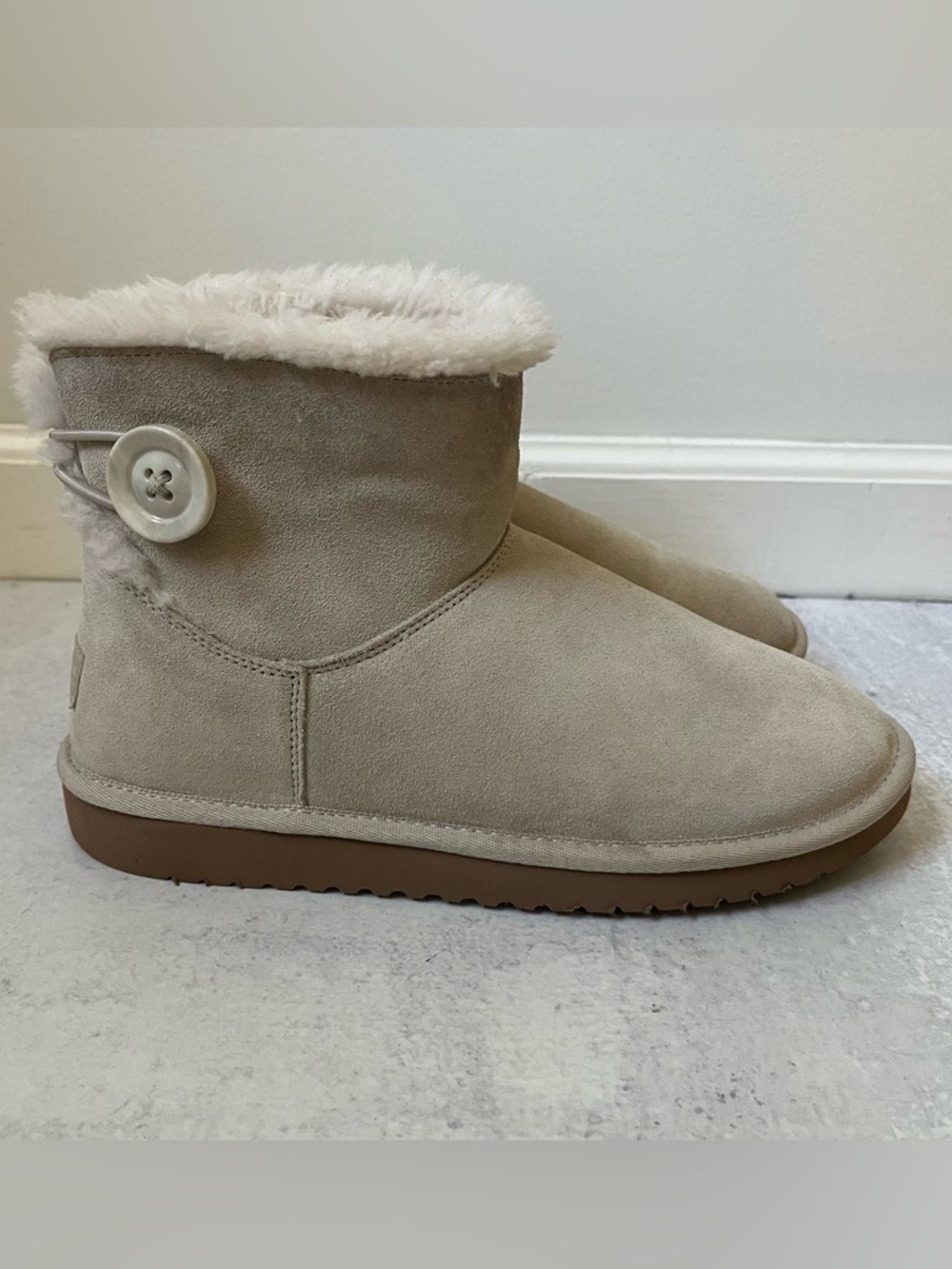Koolaburra by UGG Nalie Suede Ankle Boot 8 Lined Single Button